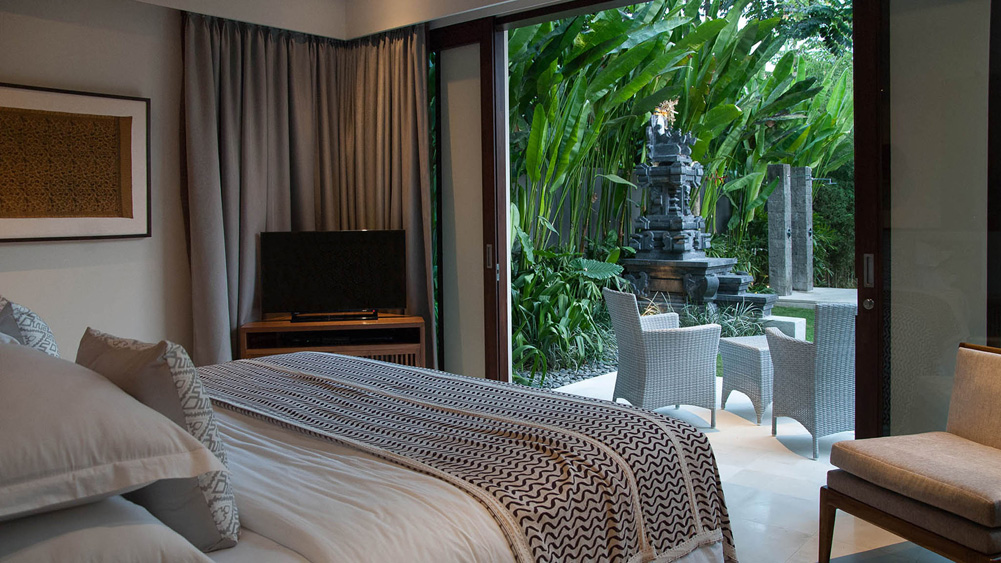 Seseh Beach Villa II - Downstairs guest bedroom